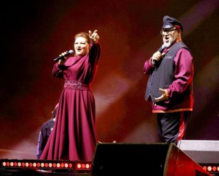 Фолк-дуэт Суховых взорвал Ледовый дворец с песней "Бородато" Фолк-дуэт Суховых взорвал Ледовый дворец с песней "Бородато"